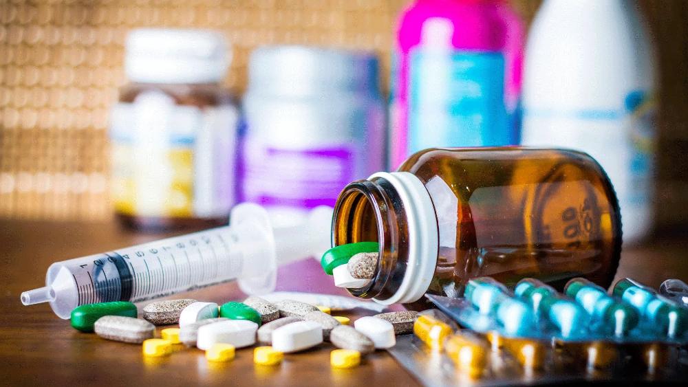 Заместитель директора филиала Фонда медстрахования Жанар Кенжебаева отметила, что с внедрением ОСМС застрахованные алматинцы активно пользуются дорогостоящими медицинскими услугами. Важно отметить, что расширился пакет не только медуслуг, но и перечень необходимых лекарственных средств по видам заболеваний. На сегодня в рамках пакетов ОСМС и ГОБМП предусмотрена выдача лекарственных средств по 110 видам заболеваний, в том числе по коронавирусной инфекции. «На 2022 год по Алматы для обеспечения пациентов на амбулаторном уровне лекарственными средствами и медицинскими изделиями в рамках гарантированного объема и в пакете медстрахования выделено финансирование на сумму 26,6 млрд тенге», - прокомментировала Жанар Кенжебаева. Спикер уточнила, что в пакете ГОБМП лекарства могут получить граждане Казахстана, иностранцы, имеющие вид на жительство, которые состоят на диспансерном учете по 47 видам заболеваний. В пакете ОСМС - застрахованные граждане, состоящие на диспансерном учете. По медстраховке можно получить лекарства по 27 нозологиям для взрослых и по 52 для детей. Дети до 18 лет могут получать лекарственные средства при установлении диагноза врачом. Чтобы получить бесплатные лекарства, гражданам необходимо прикрепиться к медицинской организации, встать на диспансерный учет по заболеванию, получить рецепт на выдачу лекарств от участкового врача/терапевта/профильного специалиста. Подробный перечень лекарственных средств, предоставляемых в пакете ОСМС, можно посмотреть здесь.