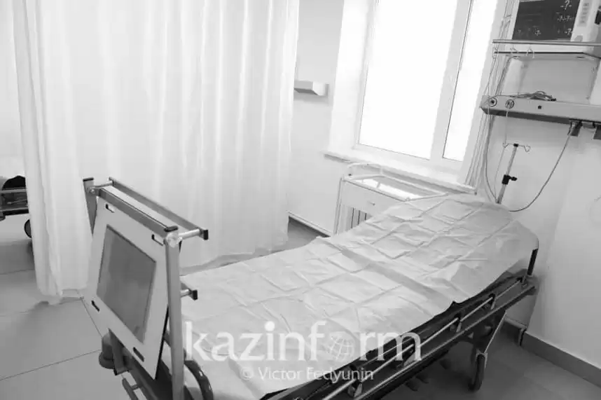 «Укрепление здоровья граждан республики является одной из важнейших задач Правительства. Нами проводится комплексная работа в рамках поручений Главы государства по повышению эффективности оказания медицинской помощи населению. В результате реализации вышеуказанных поручений в стране отмечается положительная динамика основных медико-демографических показателей здравоохранения», - сказала министр здравоохранения Ажар Гиният в ходе правительственного часа в Сенате. По данным главы ведомства, общая смертность населения в этом году снизилась на 28% по сравнению с аналогичным периодом прошлого года. «Отмечается снижение показателей смертности от болезней системы кровообращения почти на 32%, рака – на 9%, травм – на 4%, смертности от болезней органов дыхания – на 33%, а смертность от туберкулеза снизилась на 17%. Отмечается значительное сокращение материнской смертности – более, чем в 3,5 раза», - проинформировала министр. По словам Ажар Гиният, улучшение показателей здоровья населения нашей страны отражается и на международных рейтингах. «По итогам 2021 года отмечается улучшение позиции Республики Казахстан в рейтинге Целей устойчивого развития ООН. Среди, 193 стран в 2020 году Казахстан занимал 65 место, а в начале 2022 года Организацией объединенных наций рейтинг нашего государства улучшен на 6 позиций до 59 места», - сообщила А. Гиният.